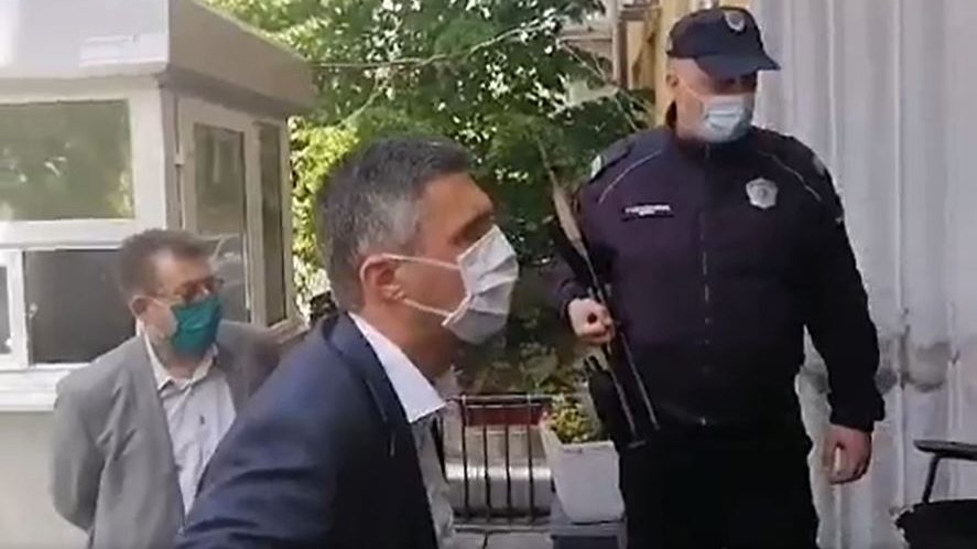 Uhapšeni članovi Dveri, Obradović sa poslanicima ispred PS Vračar (VIDEO) 1