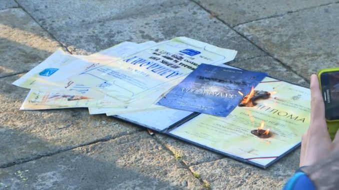 Serbian language teacher burns diploma in front of the Serbian Parliament (VIDEO) 1