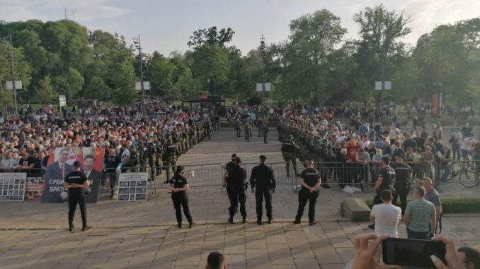 Media: SNS supporters and citizens supporting Boško Obradović 1 gathered in front of the assembly