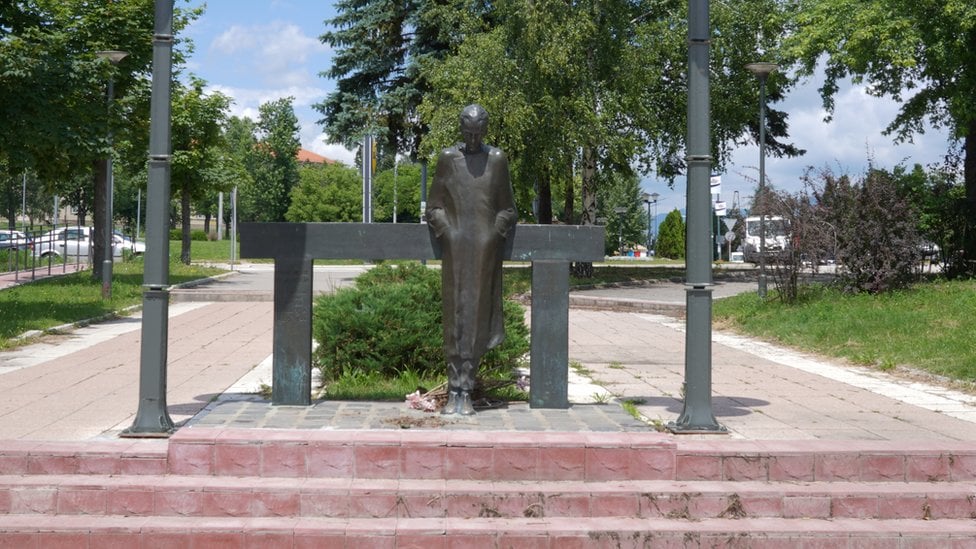 Mikloš Radnoti, spomenik u Boru