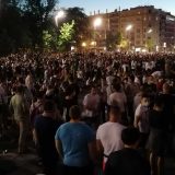 Protesti u Srbiji: Kokšanje među demonstrantima ispred Skupštine Srbije u Beogradu 1