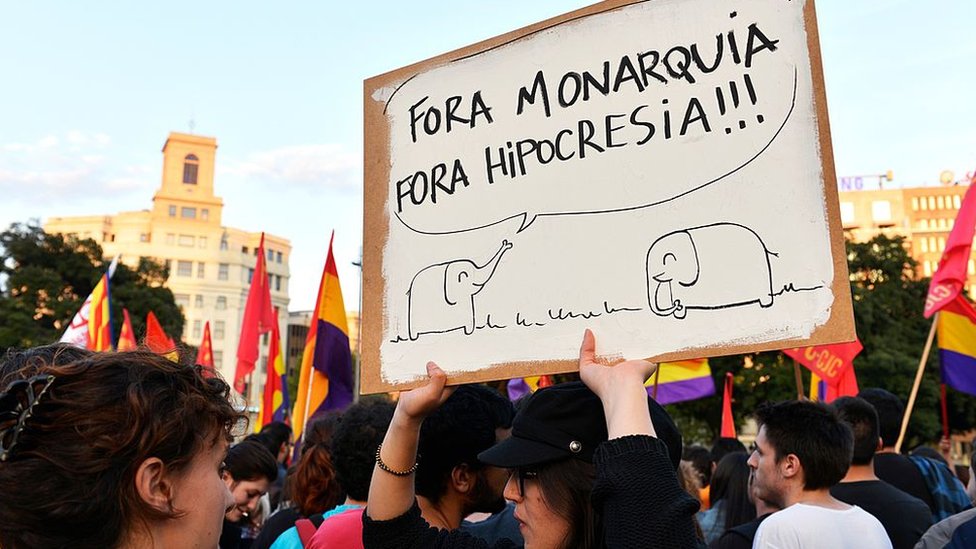 A protester calls for King Juan Carlos to resign