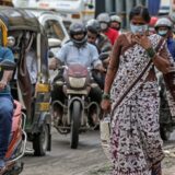 Velika Britanija šalje Indiji 1.000 respiratora 9