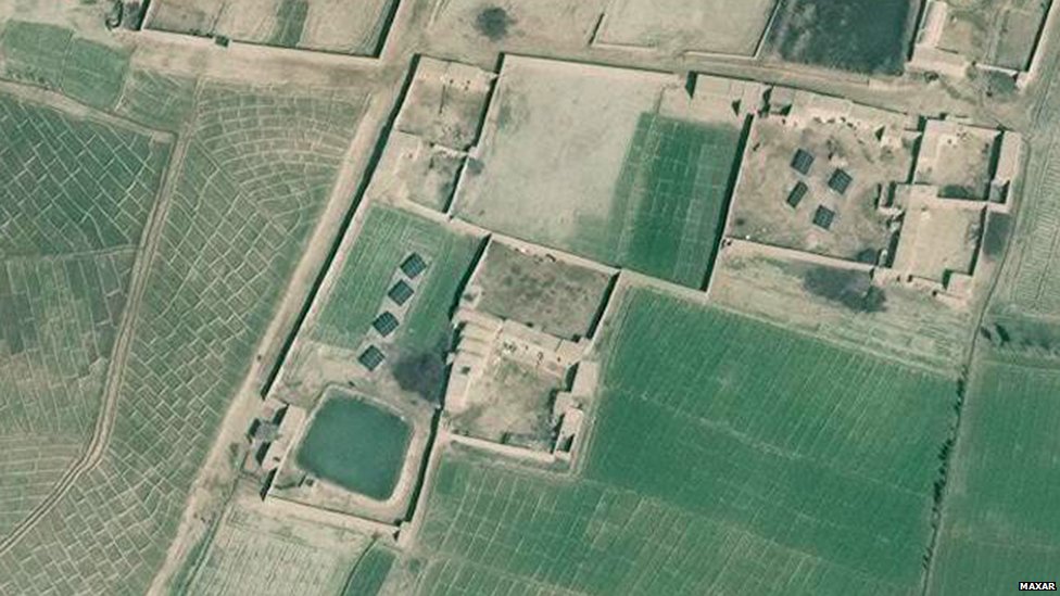 Zumirani satelitski snimak pokazuje solarne panele u blizine farme u Helmandu
