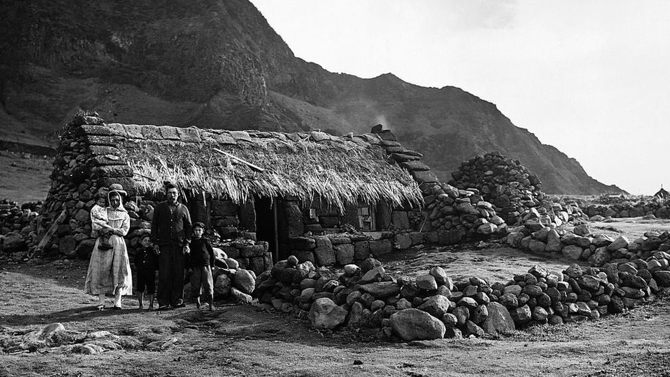 Porodica Grin 1961. godine ispred svog doma posle vulkanske erupcije