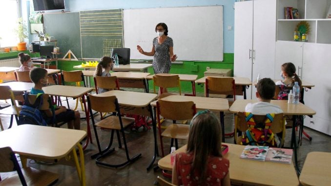 Belgrade school principals in the police because the students were wearing masks 1