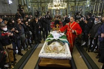 The coffin with the body of the patriarch in the Temple, violation of all epidemiological measures (PHOTO, VIDEO) 8