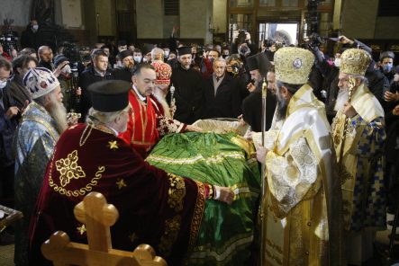 Ark with the body of the patriarch in the Temple, violation of all epidemiological measures (PHOTO, VIDEO) 5