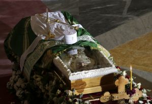 Ark with the body of the patriarch in the Temple, violation of all epidemiological measures (PHOTO, VIDEO) 10