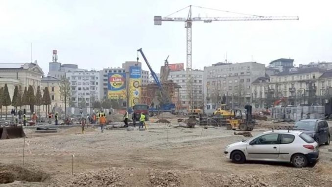 The installation of a statue of Stefan Nemanja has begun in Plaza Sava (VIDEO) 1