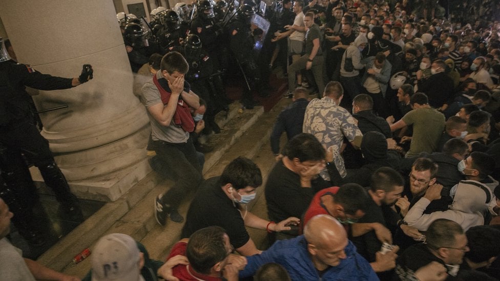 Policija i demonstranti