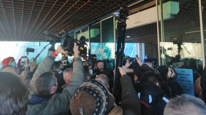 Protesters entered the corridor of the Sava Center, detained by security (VIDEO) 1