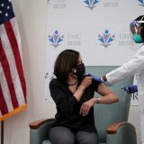 Buduća potpredsednica SAD Kamala Haris dobila vakcinu protiv korona virusa 5