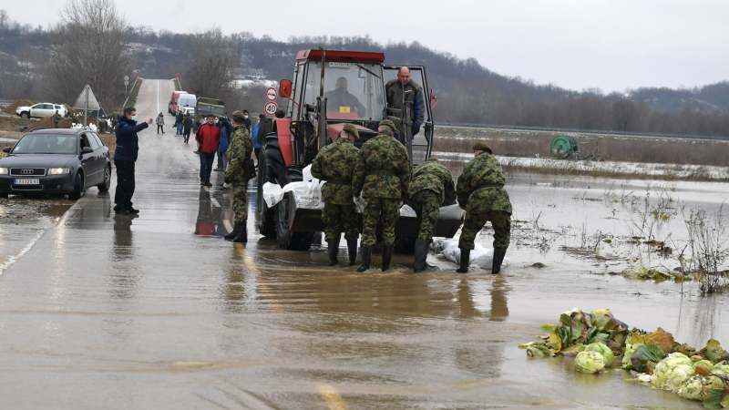 Vojska pomaže stanovništvu u poplavljenim opštinama 1