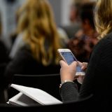 "Rizici društvenih medija po mentalno zdravlje": Guverner Kalifornije bi da ograniči upotrebu pametnih telefona u školama 8