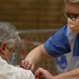 Korona virus: Ne smanjuje se broj zaraženih u Srbiji, Gana prva na svetu dobila vakcine Kovaks programa 13