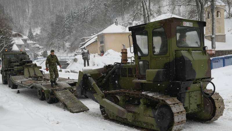 Vojska pomaže u čišćenju snega u Crnoj Travi 1
