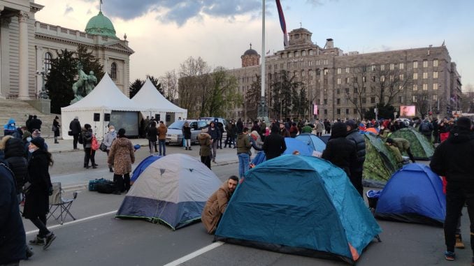 Ispred Narodne skupštine u toku treća noć protesta radnika na internetu