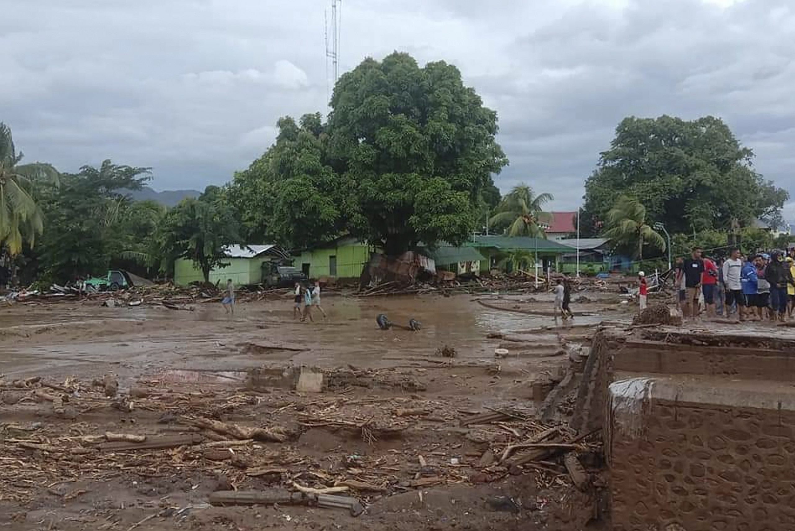 U poplavama i klizištima u Indoneziji stradale najmanje 44 osobe 1