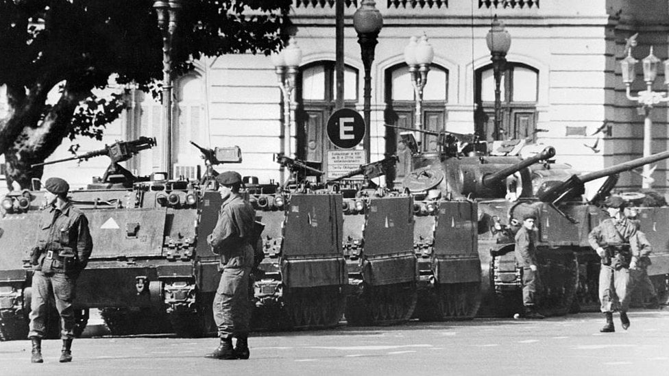 Tanks and armed soldiers outside the presidential palace in Buenos Aires, March 24 1976