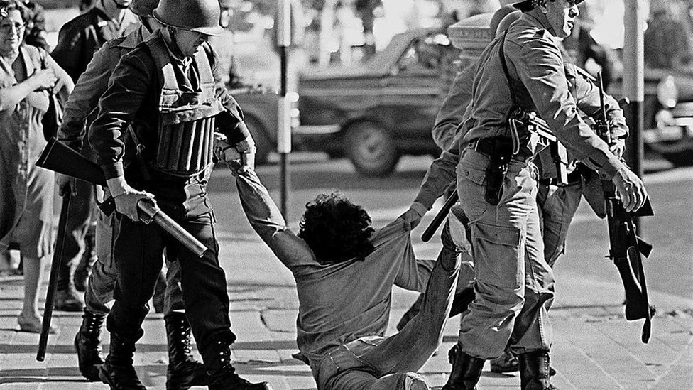 Raid in the streets of Buenos Aires during the military regime, 1982