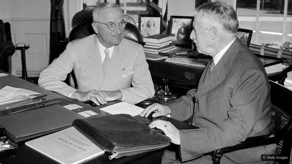 Predsednik Hari Truman (levo) je upoznat sa bombardovanjem od strane ratnog sekretara Henrija Stimsona