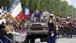 Francuska oprezno obeležava svoj nacionalni praznik, uz paradu i ograničen broj gledalaca (FOTO) 6