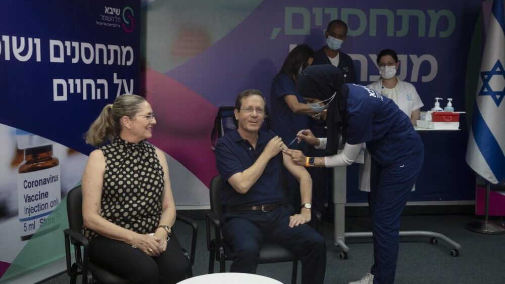 Predsednik Izraela primio treću dozu vakcine 1