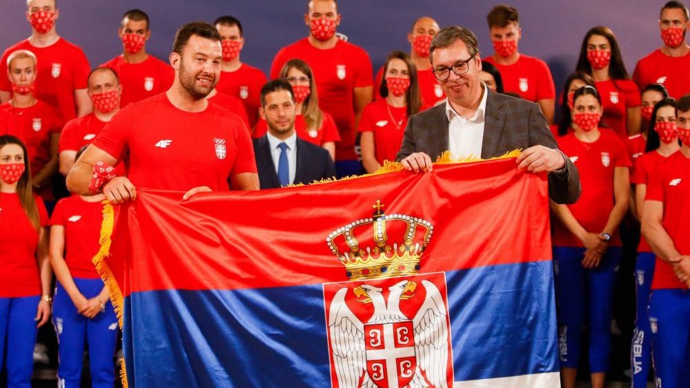 Vučić uručio Filipoviću zastavu koju će nositi na otvaranju OI 1