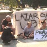Građani od sinoć blokiraju ulicu na Karaburmi, zahtevaju pravdu za malog Stefana 1