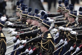 Francuska oprezno obeležava svoj nacionalni praznik, uz paradu i ograničen broj gledalaca (FOTO) 9