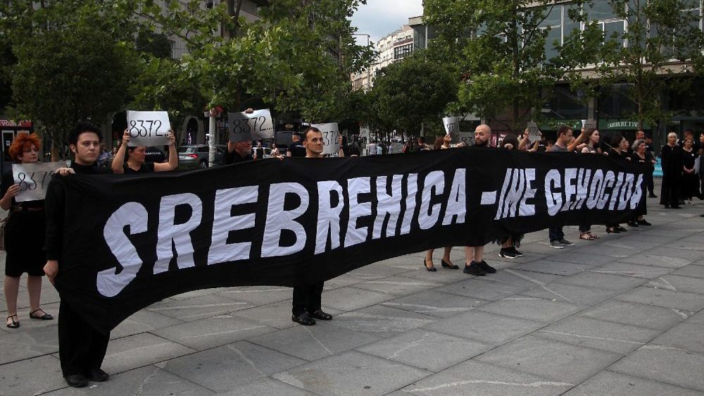Performans Žena u crnom o Srebrenici, prisutni desničari skandirali Ratku Mladiću 2