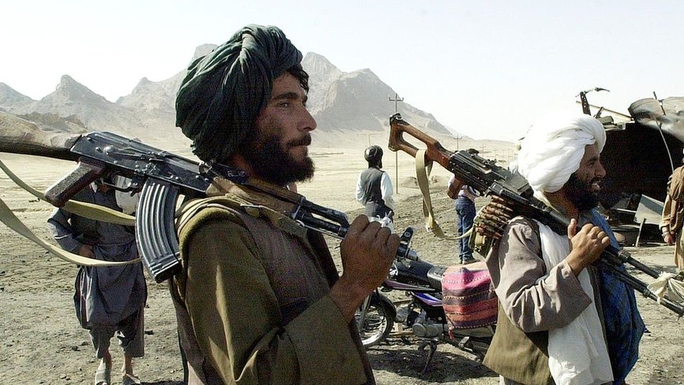 Talibanski borci kontrolišu autoput Herat-Kandahar, blizu grada Kandahara, 31. oktobra 2001. godine