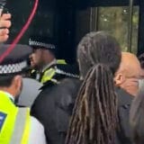 Antivakcinaški demonstranti pokušali nasilno da uđu u zgradu BBC u Londonu (VIDEO) 1