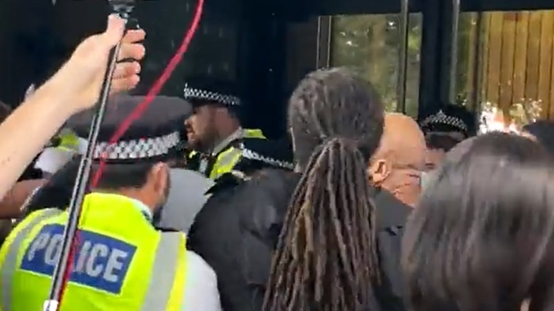 Antivakcinaški demonstranti pokušali nasilno da uđu u zgradu BBC u Londonu (VIDEO) 1