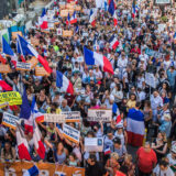 U Francuskoj hiljade ljudi protestovalo protiv zdravstvenih propusnica (FOTO) 1