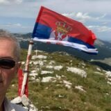 Vučićev poslanik Marić podigao srpsku zastavu na Dinari (FOTO) 1
