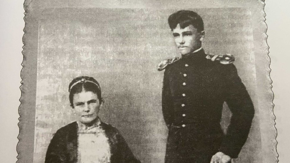 Mladi Svetomir Đukić sa majkom