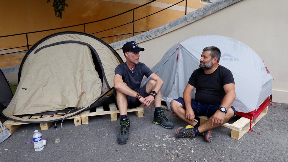 Nevakcinisani radnici bolnice u Nici protestuju ispred zgrade