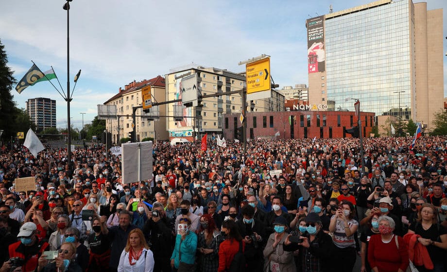 U Ljubljani novi protesti protiv kovid potvrda, minut ćutanja za preminulu devojku 1