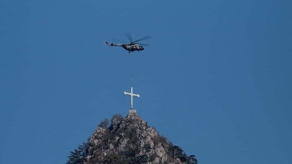 Pripadnici Vojske Srbije postavili Časni krst na vrhu Titerovac iznad Mileševe 1