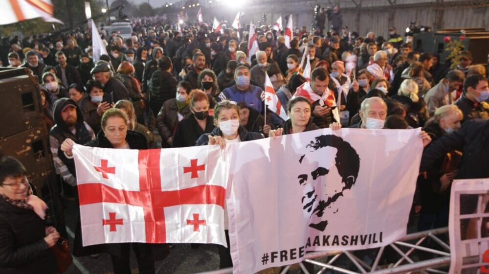 Protesti ispred zatvora u Gruziji, demonstranti traže prevacivanje Sakašvilija u privatnu kliniku 1