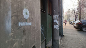 Grafiti “Cveta Srebrenice” i natpisi PAMTIMO osvanuli na više lokacija u Beogradu 2