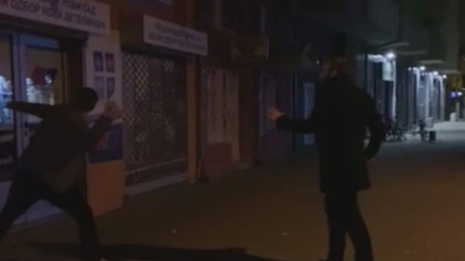 Studenti snimili video sa priznanjem da su razbili izlog na prostorijama SNS-a u Novom Sadu 1