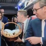 Vučić se sendvičima predstavlja kao "čovek iz naroda" i provocira opoziciju 9
