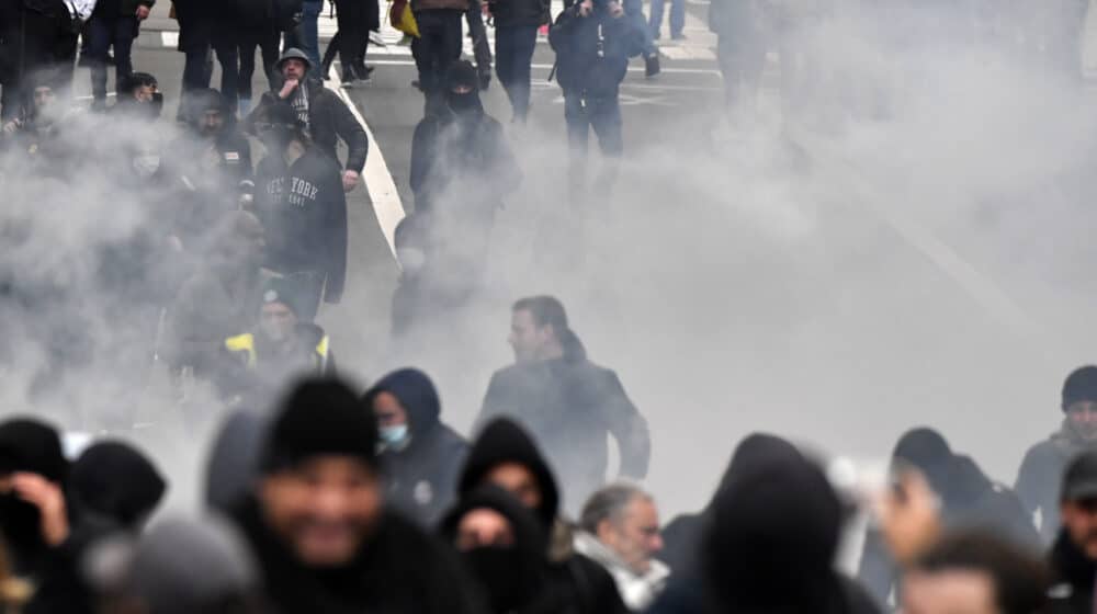 Belgijska policija vodenim topovima i suzavcem rasterala demonstrante protiv kovid restrikcija 1