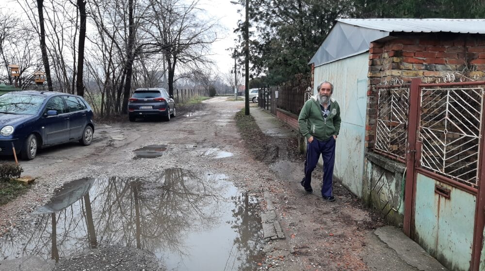 Zrenjanin: Žitelji Subotičke ulice po barama, snegu, blatu odlaze na posao i vraćaju se kući (FOTO) 1