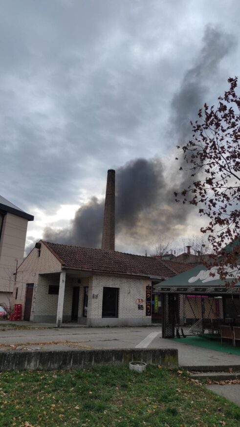 Lokalizovan požar u Obrenovcu: Evakuisane četiri okolne zgrade, blaže povređene tri žene 6