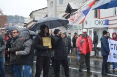 Među demonstrantima u Užicu i protivnici nošenja zaštitnih maski (FOTO/VIDEO) 9