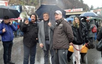 Među demonstrantima u Užicu i protivnici nošenja zaštitnih maski (FOTO/VIDEO) 2